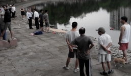 Phát hiện thi thể nam thanh niên nổi trên mặt nước